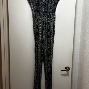 Hollister Geometric Print Jumpsuit – Size Small – Comfortable & Versatile